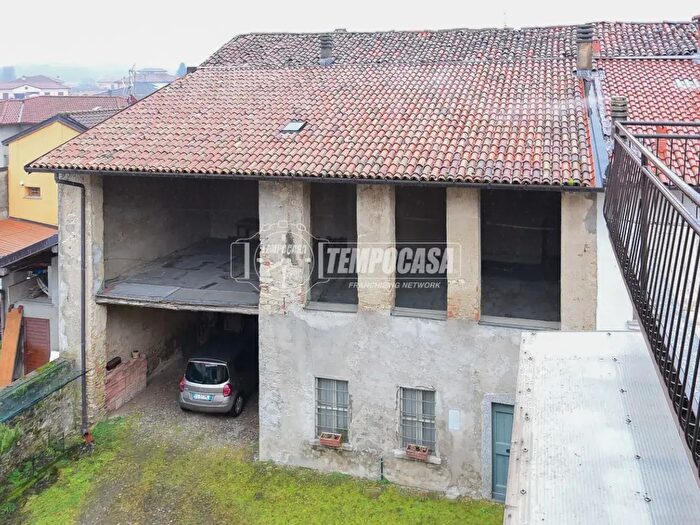 Appartamento trilocale in vendita in Via Vittorio Veneto, Albese Con Cassano