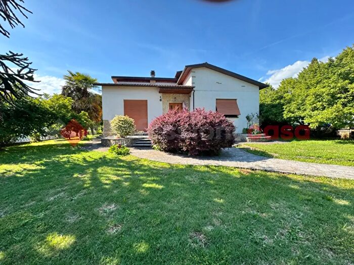 Casa con 8 locali in vendita in Via Roma, Barga
