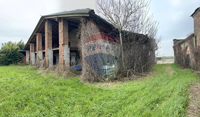 Casa con 7 locali in vendita in Roncoferraro