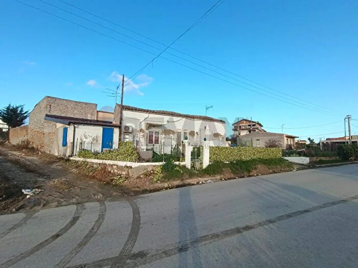 Casa con 9 locali in vendita in Scalo Caldare, Aragona