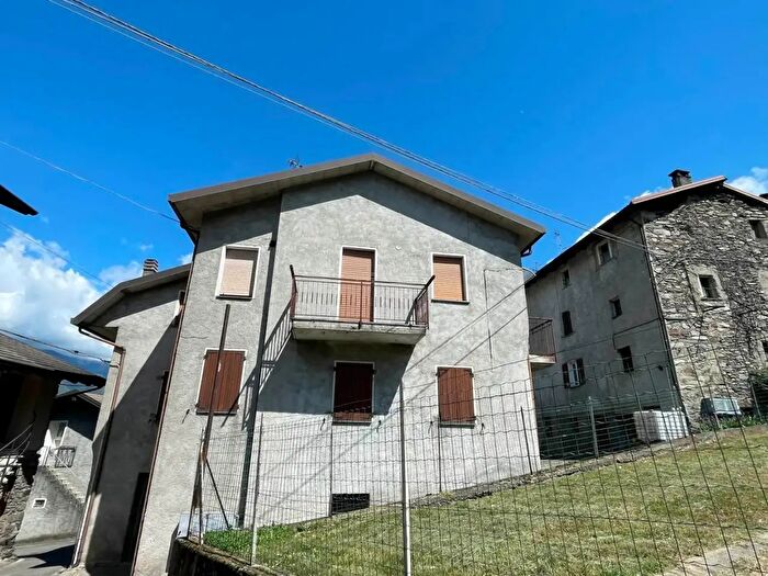 Casa con 8 locali in vendita in Via Coseggio di Sopra, Talamona