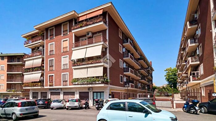 Appartamento trilocale in vendita in Via Beniamino Costantini, Roma