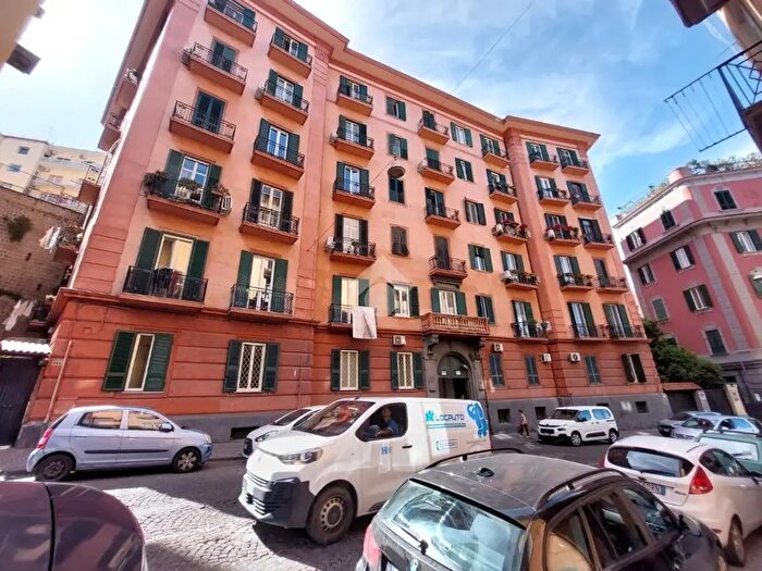 Appartamento con 5 locali in vendita in Via Giacinto Gigante, Napoli