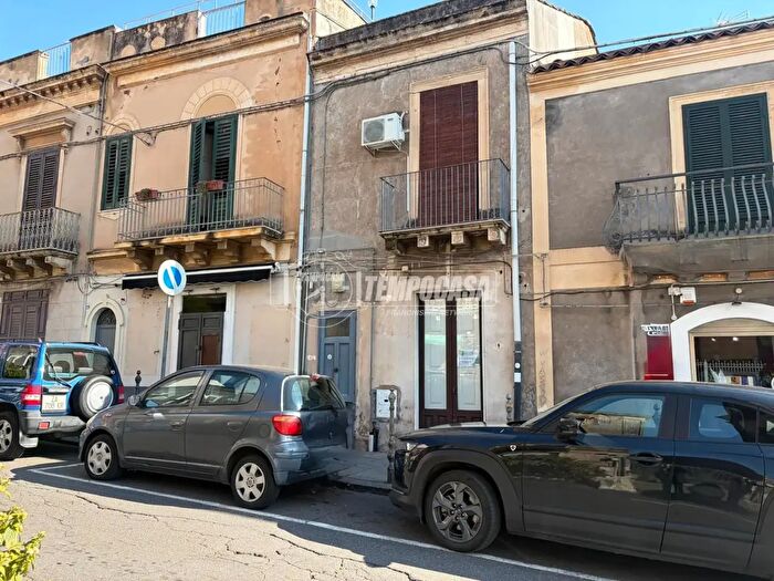 Casa quadrilocale in vendita in Via Etnea, Mascalucia