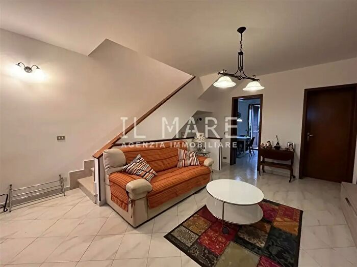 Casa con 5 locali in vendita in Massa