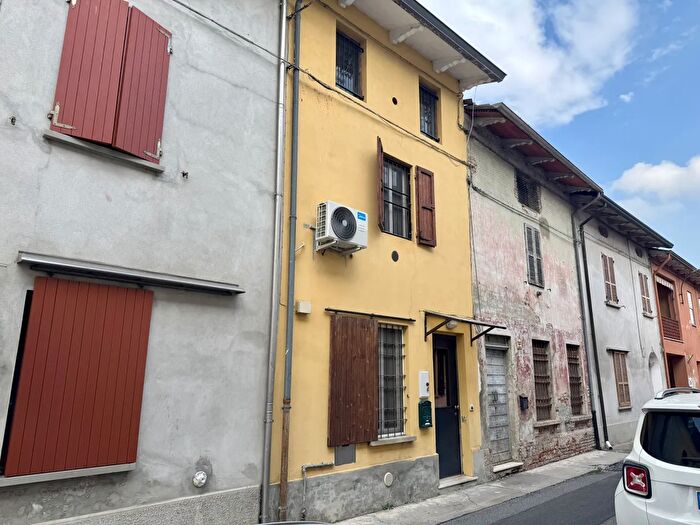Casa con 5 locali in vendita in Borgo Giosuè Carducci, Roccabianca
