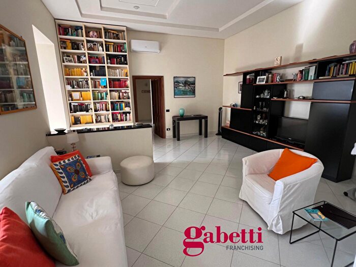 Appartamento con 5 locali in vendita in Via Ponti Rossi, Napoli