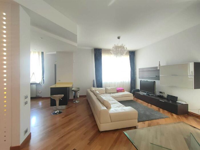 Appartamento trilocale in affitto in Pindemonte, Verona