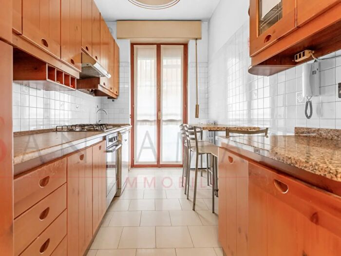 Appartamento trilocale in vendita in Via Lario, Milano