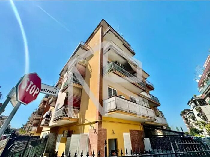 Appartamento trilocale in vendita in Via dei Balestrucci, Roma