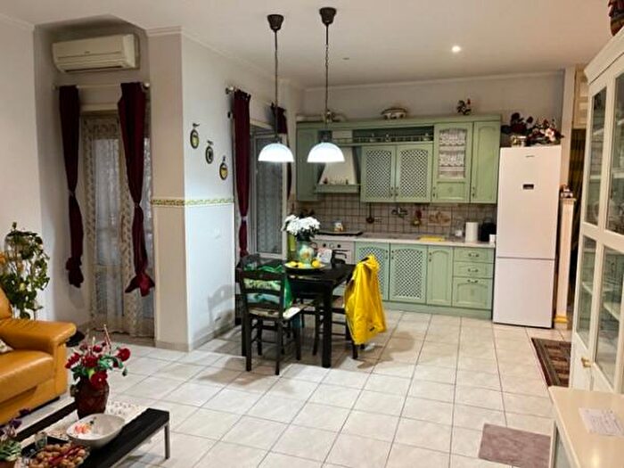 Appartamento trilocale in vendita in Via Pietro Belon, Roma