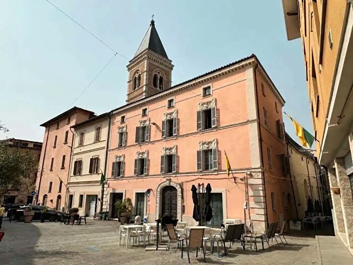 Casa con 18 locali in vendita in Gualdo Tadino