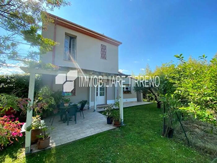 Casa trilocale in vendita in Massa