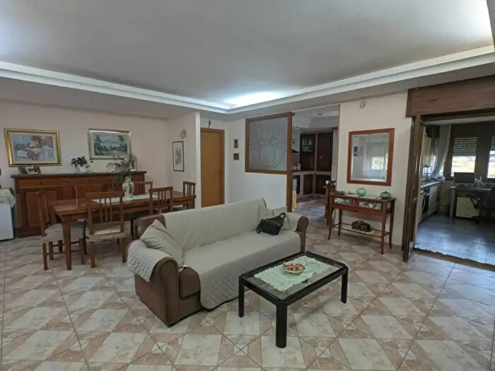 Appartamento con 5 locali in vendita in Via Pergolesi, Crotone