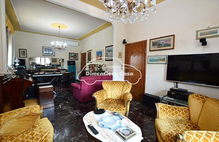 Casa con 10 locali in vendita in Lucca
