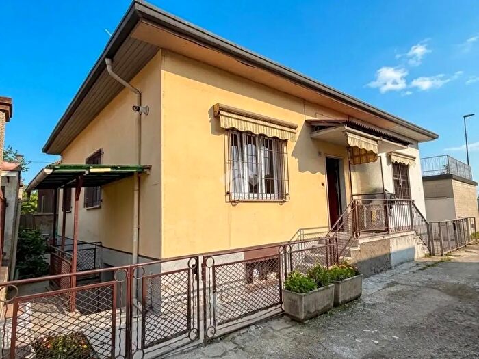Casa bilocale in vendita in Via Provinciale, Pessano Con Bornago