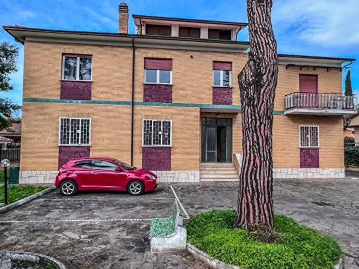 Appartamento trilocale in vendita in Viale di Castel Porziano, Roma