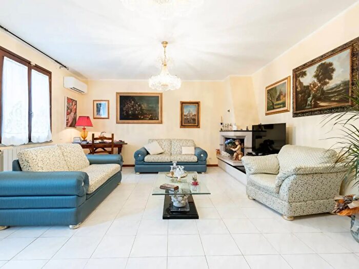 Casa con 7 locali in vendita in Via della Chiusa, Vecchiano