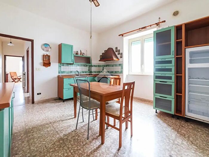 Appartamento trilocale in vendita in Via Santa Rosella, Viterbo