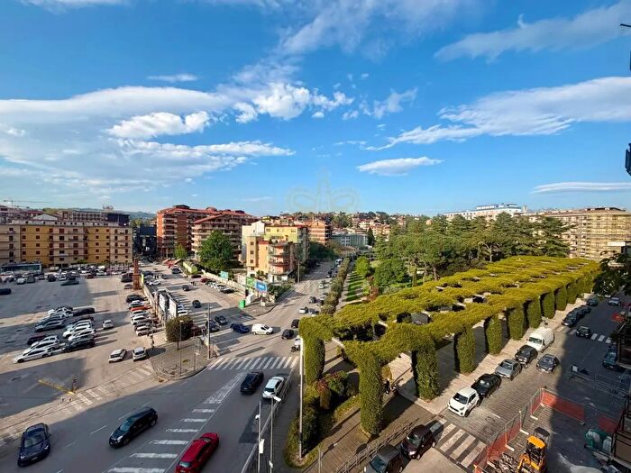 Appartamento con 8 locali in vendita in Via Cdel Balzo, Avellino