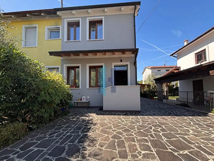Casa quadrilocale in vendita in Via Nona, Brescia