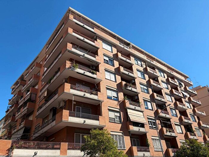 Appartamento trilocale in vendita in Via Quintilio Varo, Appio Claudio Statuario, Roma