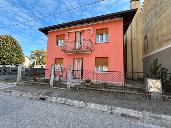 Casa con 8 locali in vendita in Via Aquileia, Camino Al Tagliamento