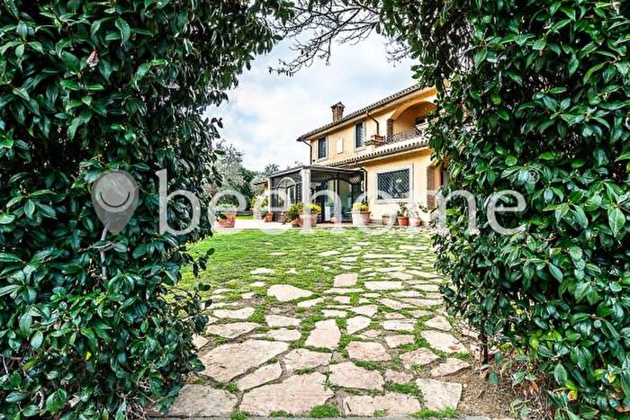 Casa con 6 locali in vendita in Strada Cassia Sud, Viterbo