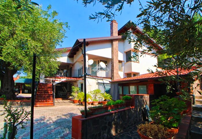 Appartamento con 10 locali in vendita in Via degli Ulivi, Pisciotta