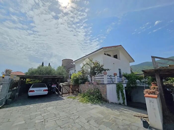 Casa con 8 locali in vendita in Via Bra, Albenga