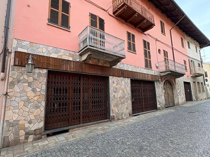 Appartamento con 8 locali in vendita in Piazza VII Martiri, Candia Canavese