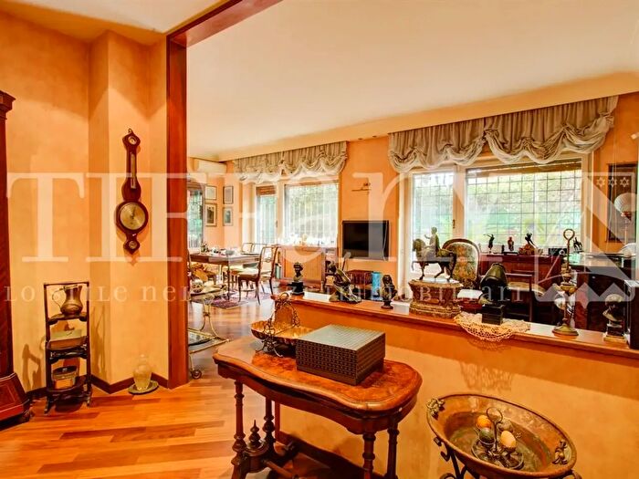 Appartamento quadrilocale in vendita in Via Lucilio, Roma