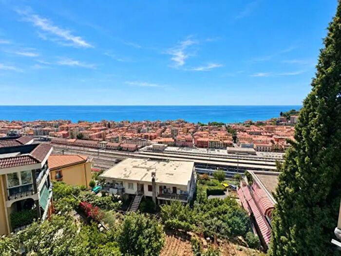 Appartamento trilocale in vendita in Via degli Ulivi, Ventimiglia