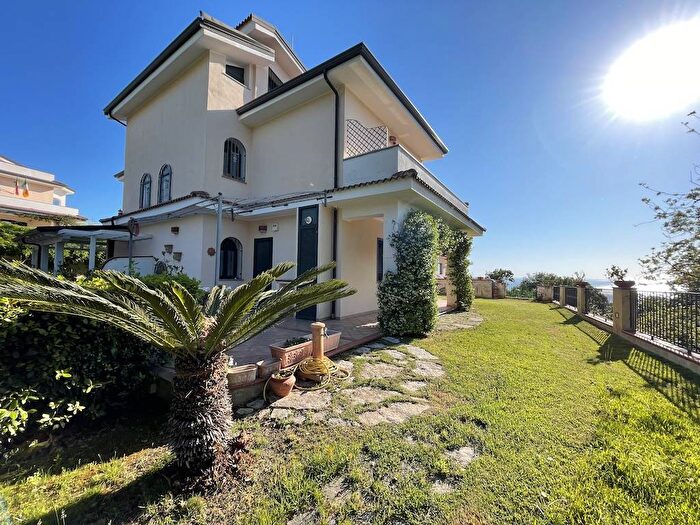 Casa con 6 locali in vendita in Strada Statale, Diamante