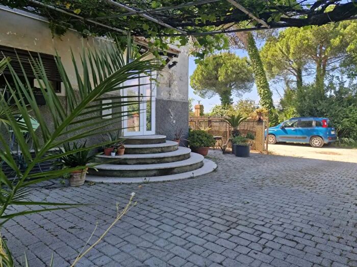 Casa con 8 locali in vendita in Piombino