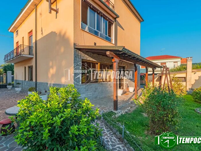 Appartamento con 5 locali in vendita in Via Carducci, Triuggio