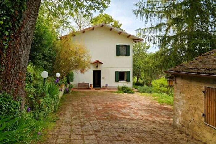 Casa con 6 locali in vendita in Rosora