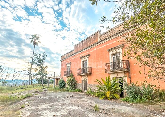 Casa con 10 locali in vendita in Via Circonvallazione Snc, Caltagirone