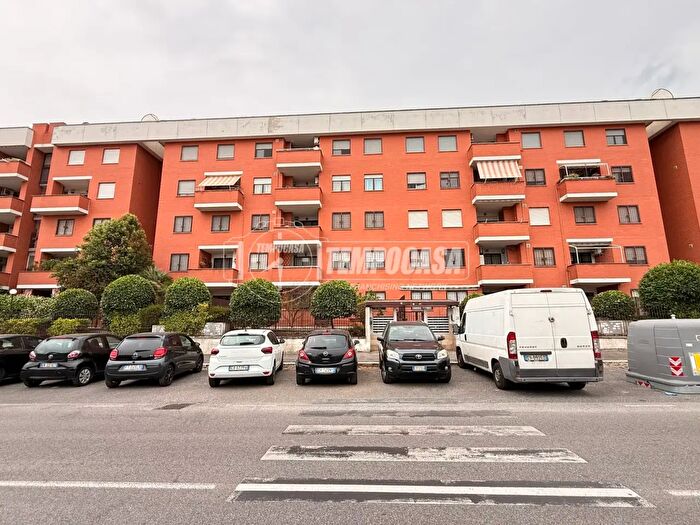 Appartamento trilocale in vendita in Via del Podere Fiume, Roma