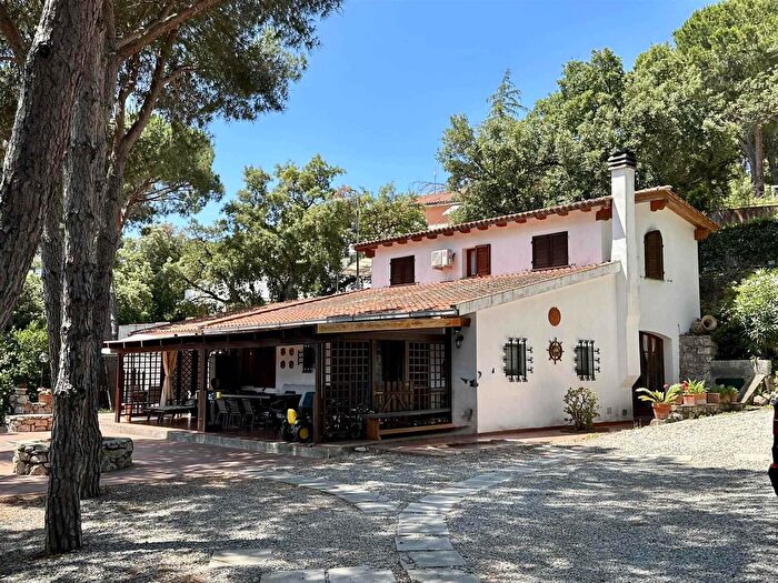 Casa con 10 locali in vendita in Capoliveri