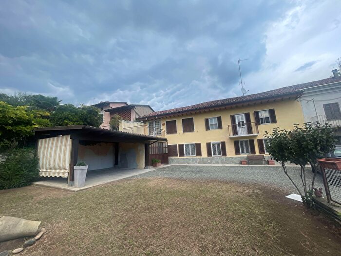 Casa con 8 locali in vendita in Vinchio
