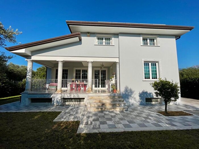 Casa con 13 locali in vendita in Pietrasanta