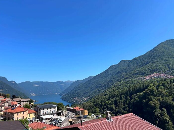 Casa con 7 locali in vendita in Via Fontana Vecchia, Faggeto Lario