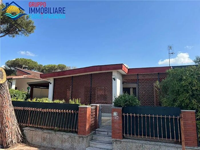 Casa con 7 locali in vendita in Viale dei Pini, Sessa Aurunca