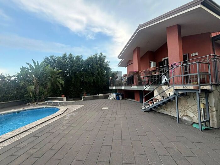 Casa con 8 locali in vendita in Via Alcide De Gasperi, Pedara