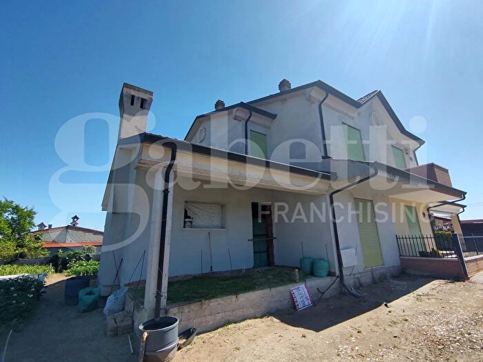 Casa con 6 locali in vendita in Porto Viro