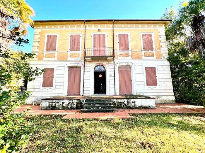 Casa con 17 locali in vendita in Camaiore