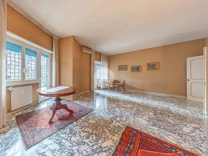 Appartamento con 5 locali in vendita in Via Francesco Coletti, Roma