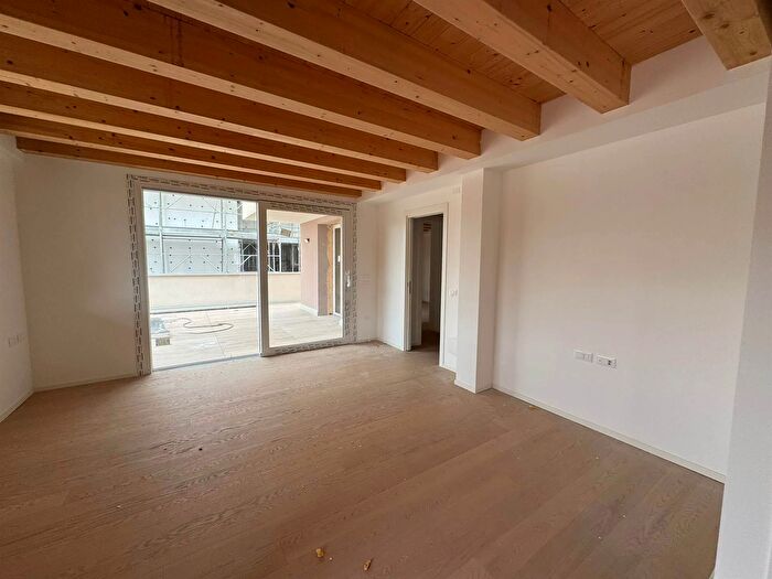 Appartamento con 6 locali in vendita in Treviso, Treviso