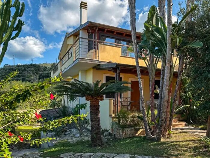 Casa con 6 locali in vendita in Via Torrente Bruca, Capo DOrlando